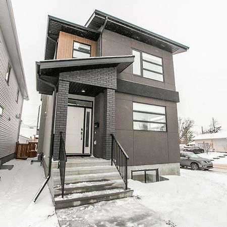 Bright Modern Home - King Bed - Free Parking - Fireplace - Fast Wi-Fi - Free Netflix إيدمونتون المظهر الخارجي الصورة