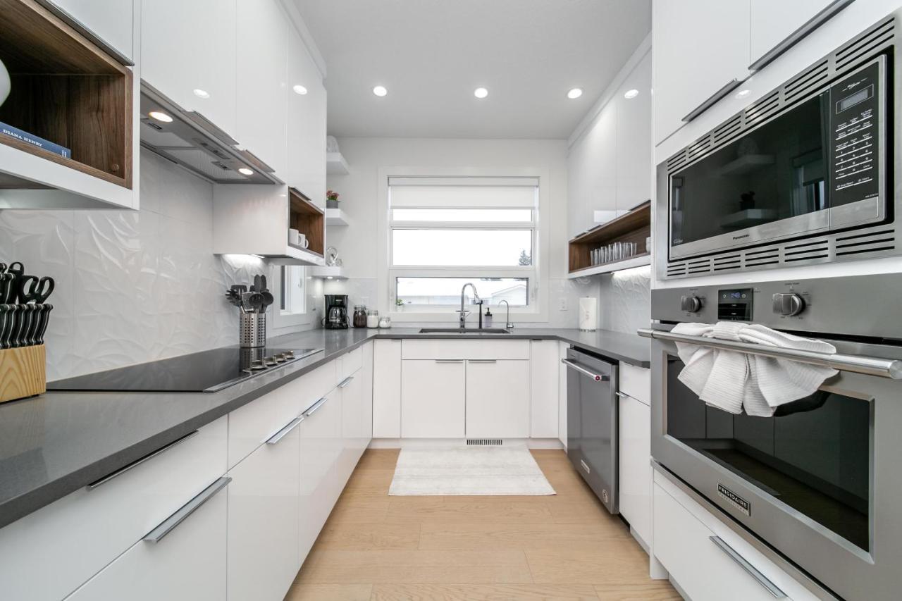 Bright Modern Home - King Bed - Free Parking - Fireplace - Fast Wi-Fi - Free Netflix إيدمونتون المظهر الخارجي الصورة