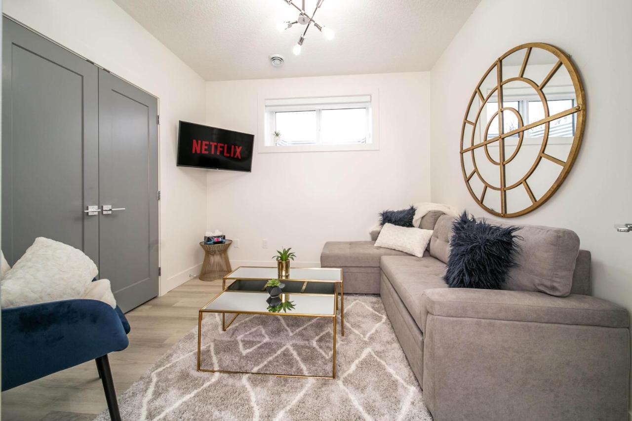 Bright Modern Home - King Bed - Free Parking - Fireplace - Fast Wi-Fi - Free Netflix إيدمونتون المظهر الخارجي الصورة