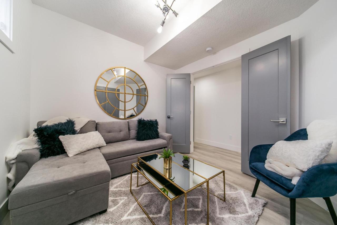 Bright Modern Home - King Bed - Free Parking - Fireplace - Fast Wi-Fi - Free Netflix إيدمونتون المظهر الخارجي الصورة